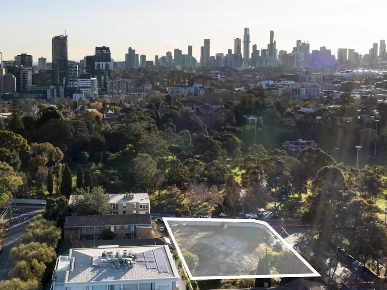 Empty Toorak lot owned by National Basketball League’s Larry Kestelman sells for $26m - realestate.com.au