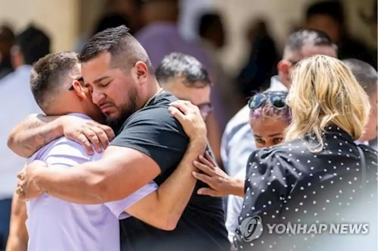 텍사스 총격 1주일 만에 첫 장례…21차례 눈물의 작별식(종합) | 연합뉴스