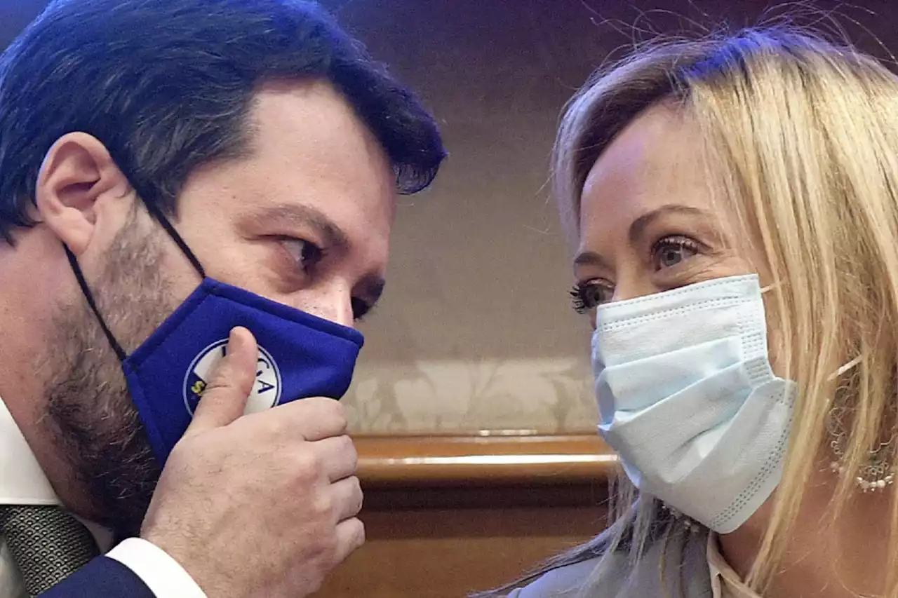 Meloni-Salvini, l'abbraccio a Verona: 'Non faremo fine Giulietta e Romeo'