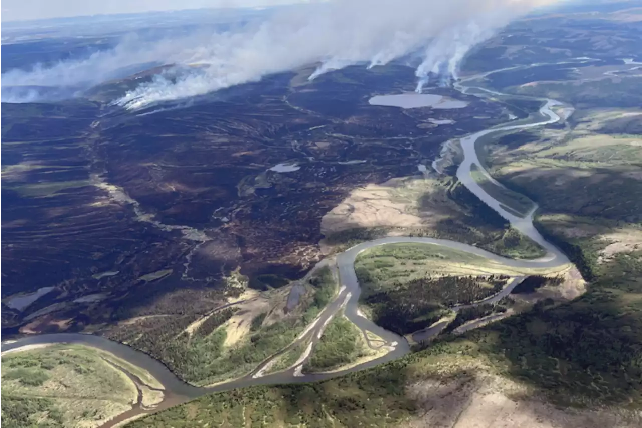 Vulnerable residents flown out of St. Mary’s as major tundra fire closes in - Alaska Public Media