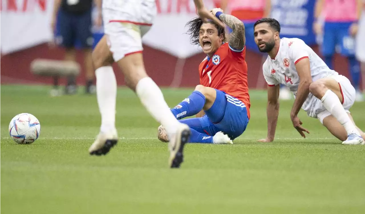 Chile pierde en la cancha y en el escritorio: cayó con Túnez en la Copa Kirin