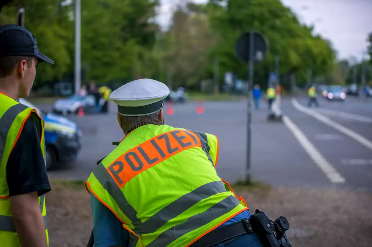 Betrunkene Mutter mit Kindern im Auto unterwegs: Alle hatten Corona