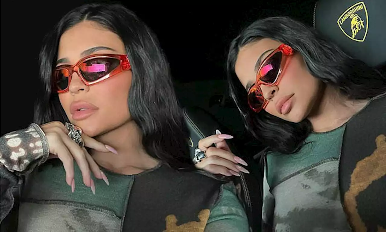 Kylie Jenner poses for a selfie in her $200K Lamborghini