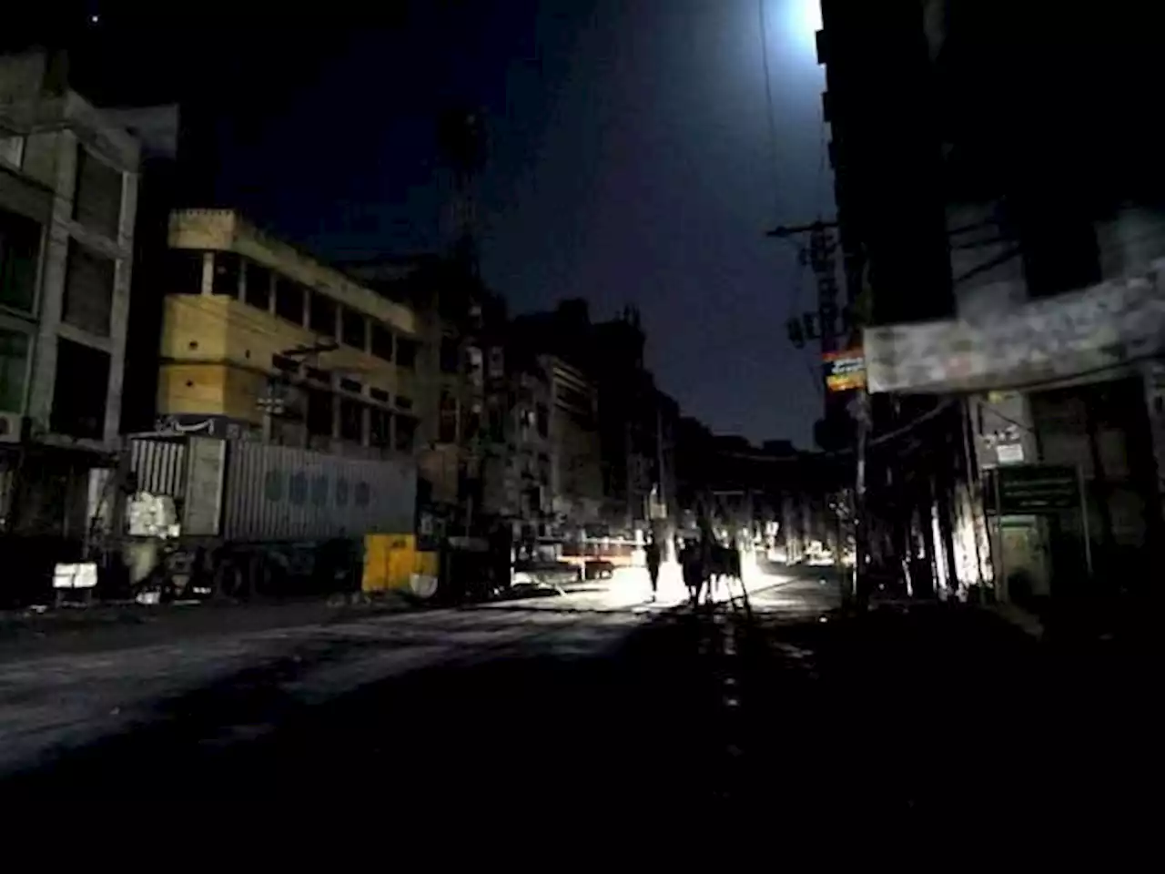 کراچی میں بجلی کی لوڈ شیڈنگ کا دوارنیہ 12 سے 14گھنٹے تک پہنچ گیا - ایکسپریس اردو