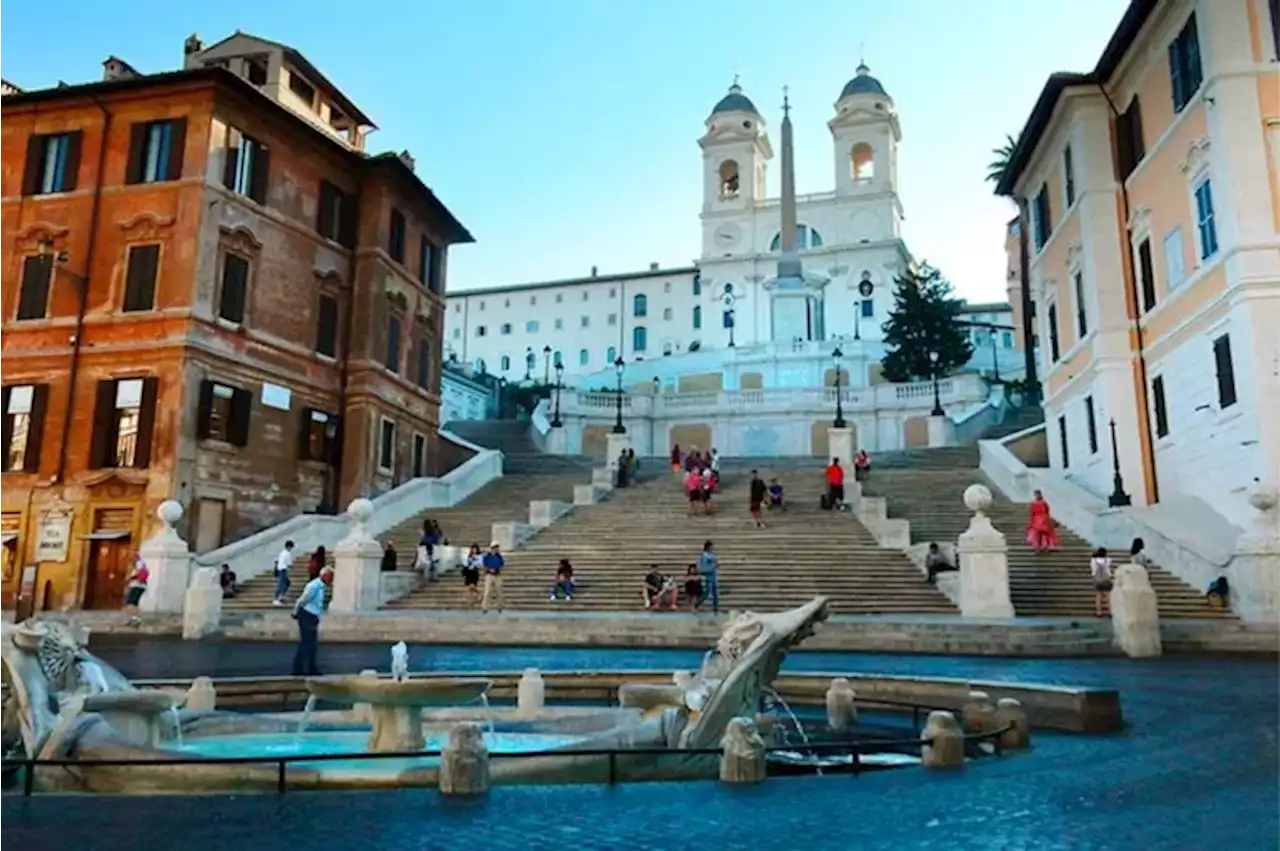 Dos turistas en monopatín rompieron una histórica escalera de Piazza Spagna, en Roma