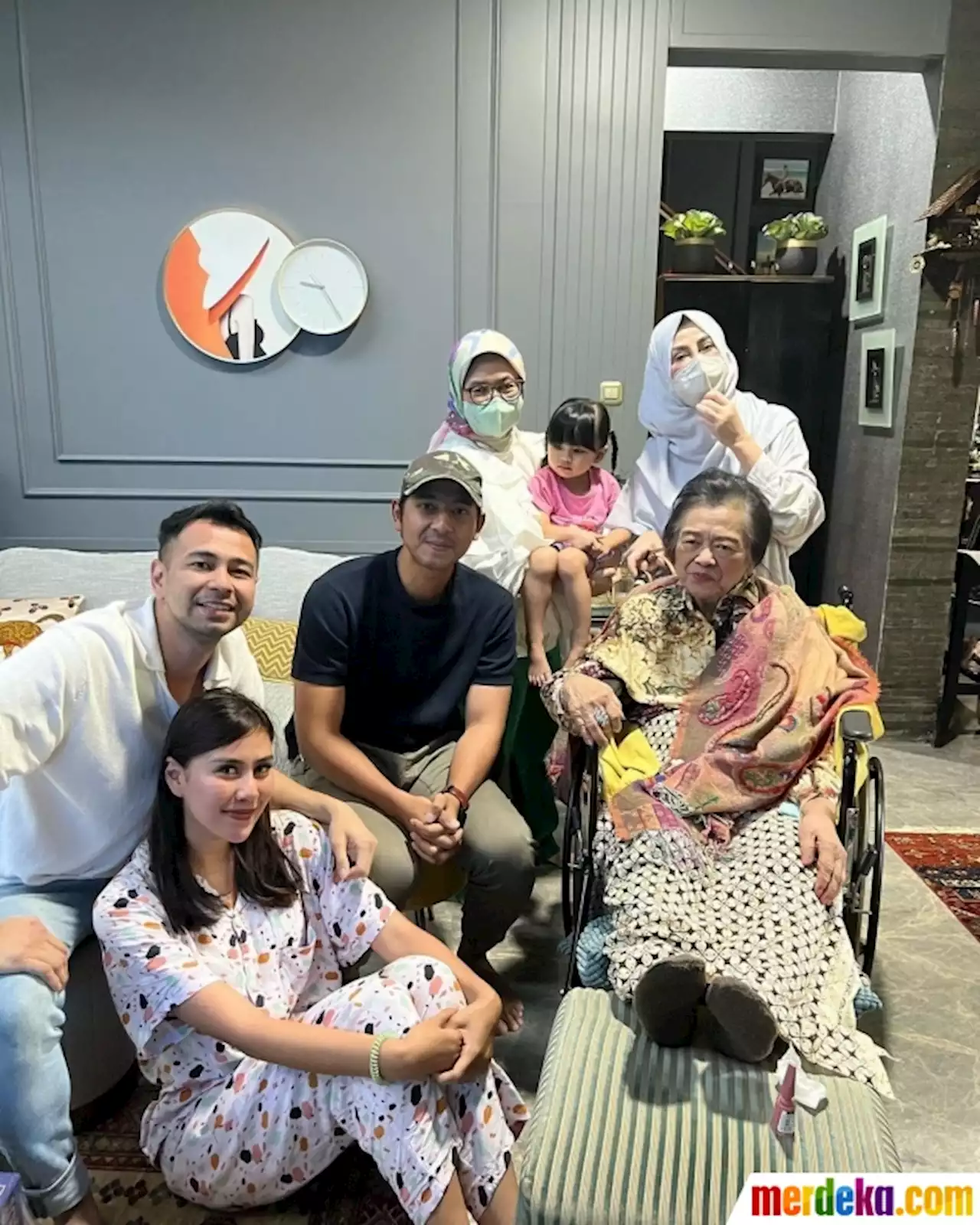 Foto : Ngefans dengan 'Aldebaran', Ini Momen Arya Saloka Beri Kejutan untuk Mami Popon | merdeka.com