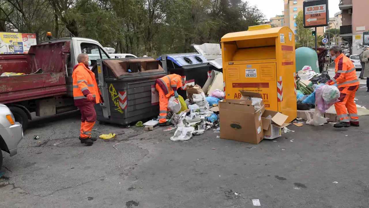 Duecento dipendenti Ama 'guariscono' all'improvviso: passano dagli uffici al controllo cassonetti