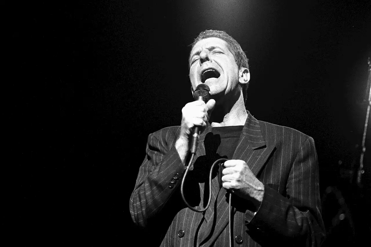 Watch Leonard Cohen Perform an Emotional 7-Minute 'Hallelujah' in 1988