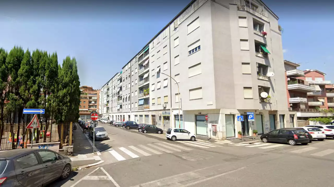 Minacciato con un coltello e rapinato mentre parcheggia l'auto sotto casa