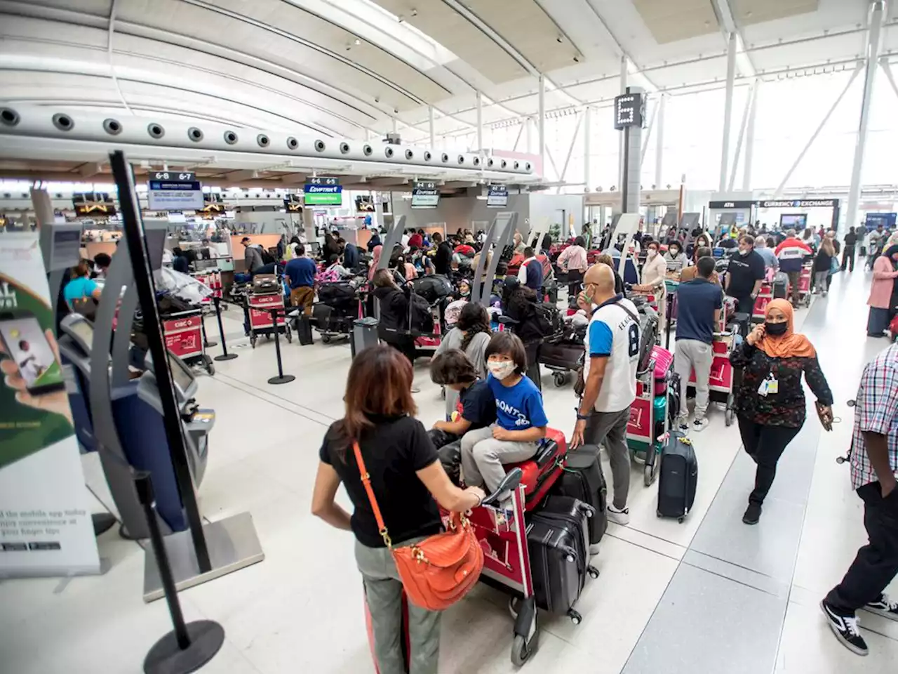Canada urged to lift last of its pandemic travel requirements amid massive bottlenecks at airports