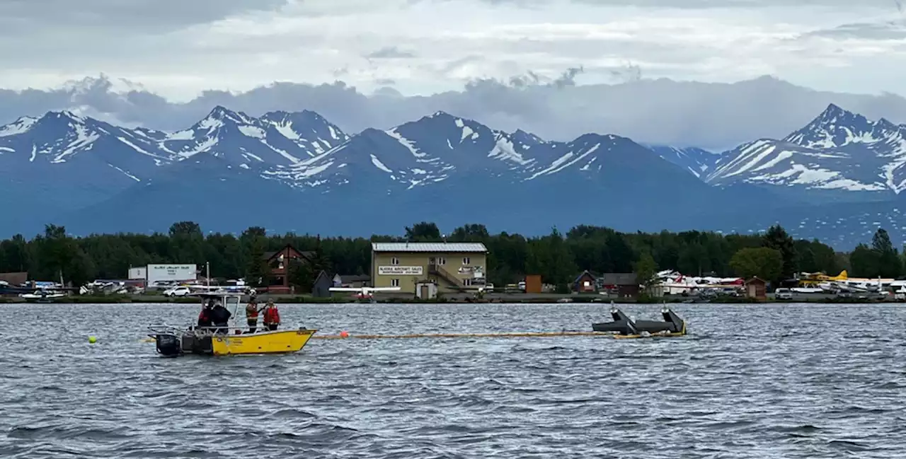 2 rescued from flipped plane on Lake Hood