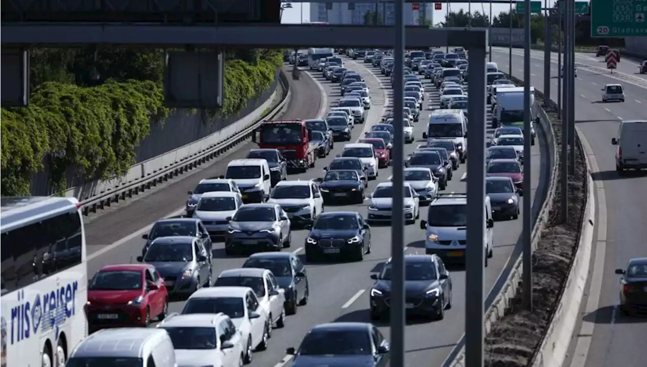 Massiv kø på motorvej – bil i flammer