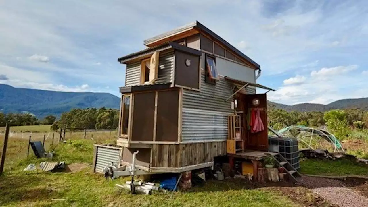 Hartos del alto alquiler dejaron su departamento y construyeron su casa de 10 metros cuadrados