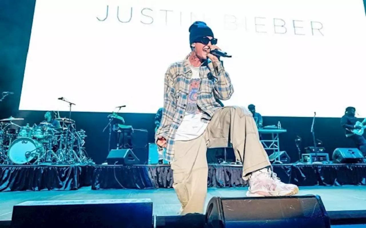 Justin Bieber says he's suffering from facial paralysis