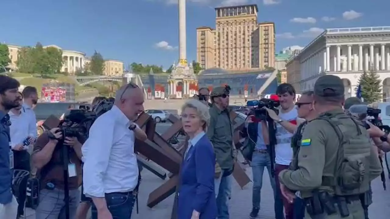 Ursula von der Leyen in giro per Kiev dopo l'incontro con Zelensky, la visita al Maidan