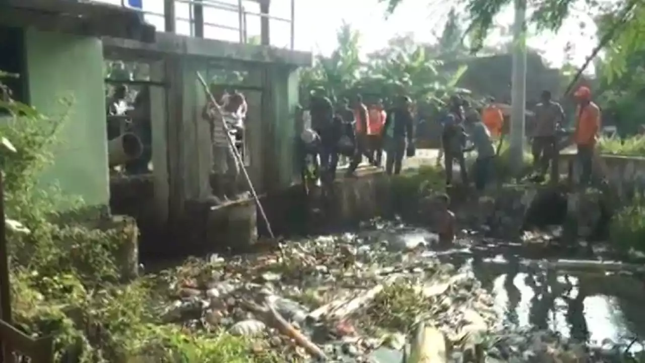 Tak Ada Alat Berat, Puluhan Ton Sampah di Kali Penombo Bekasi Dibuang ke Laut