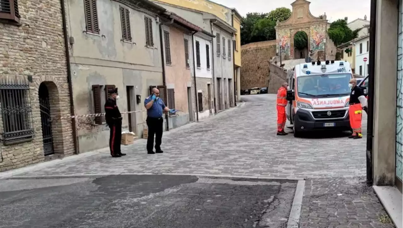 Giallo a Barchi, donna trovata morta in casa in una pozza di sangue: 'Uccisa da giorni'