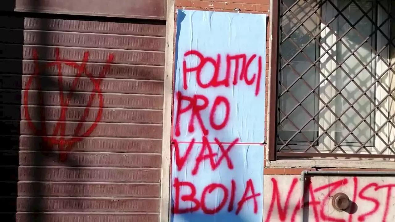 Vandali no vax imbrattano sede del Pd: 'Letta nazista'