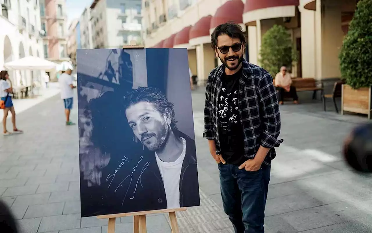 El actor Diego Luna recibe el premio Carlos Saura del Festival Internacional de Cine de Huesca, España