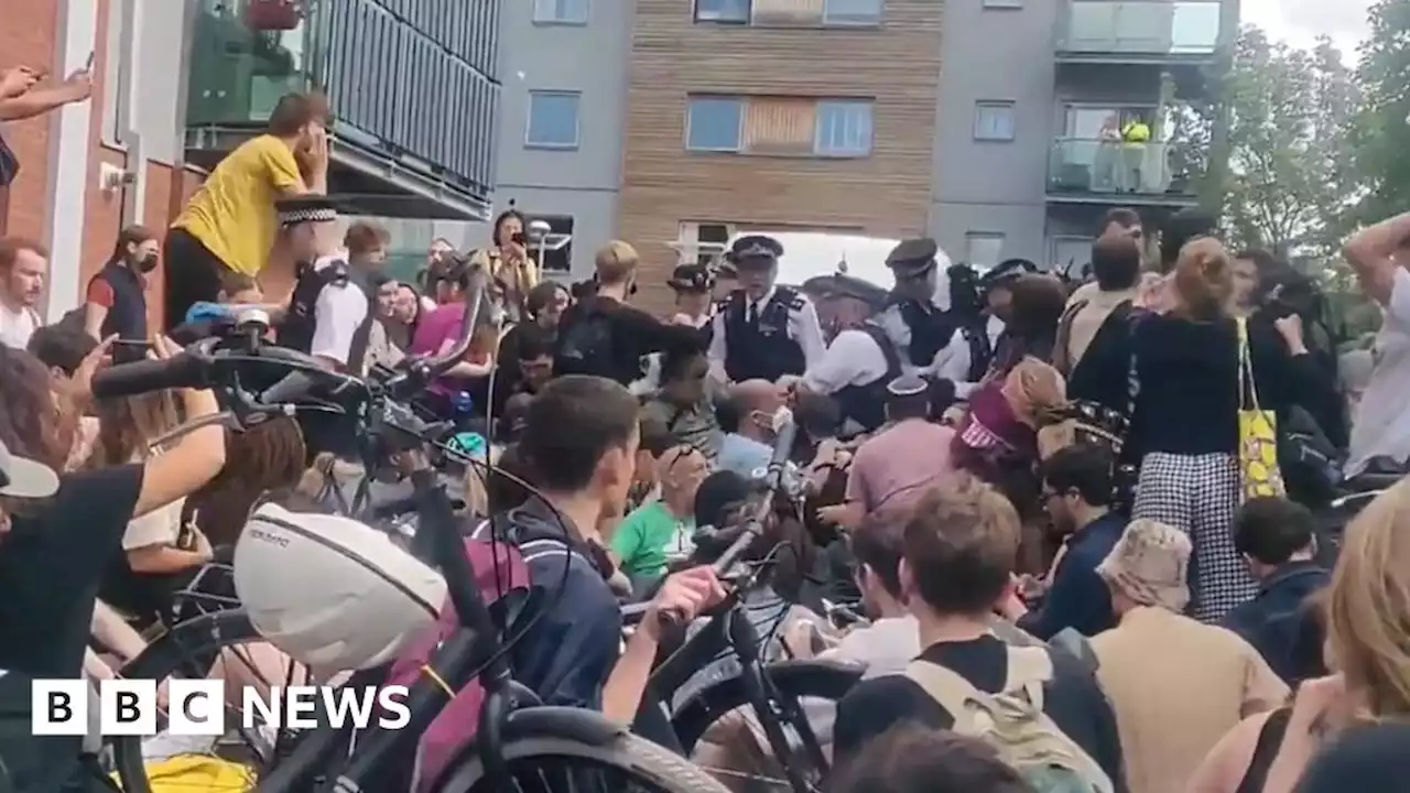 Peckham arrestee freed after protesters block Met van