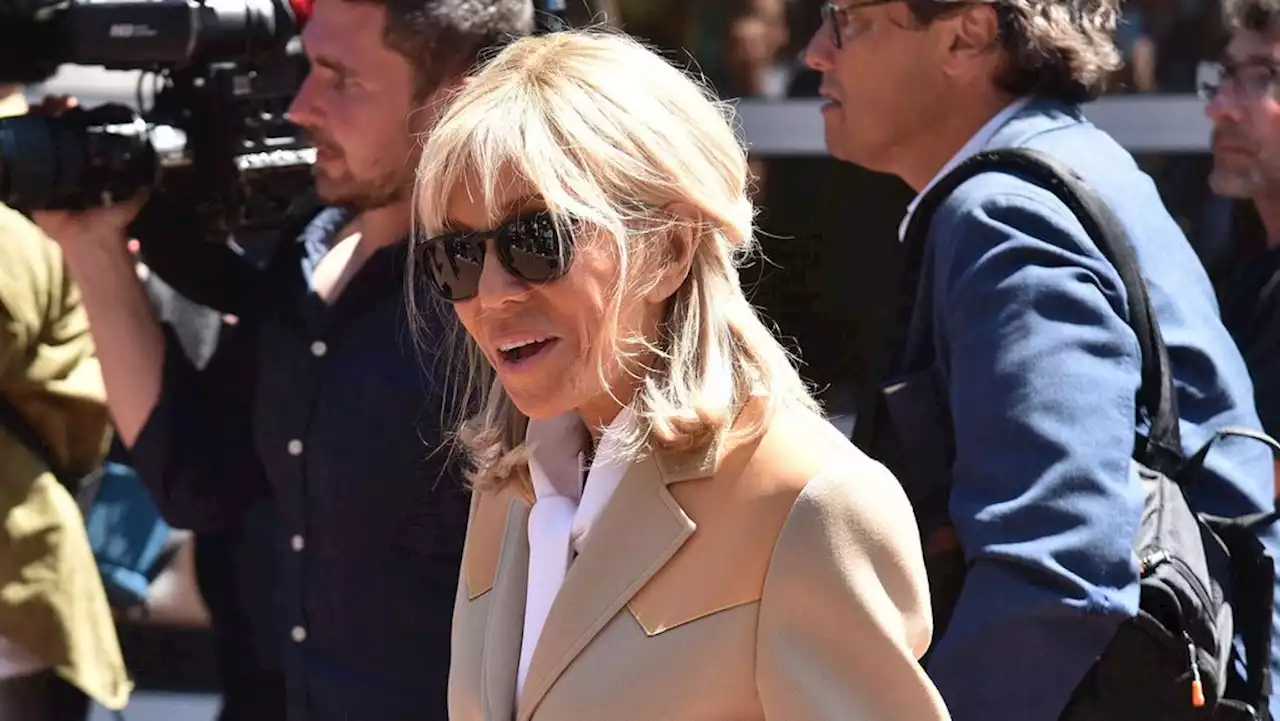 Brigitte Macron rayonnante dans une tenue casual chic pour aller voter