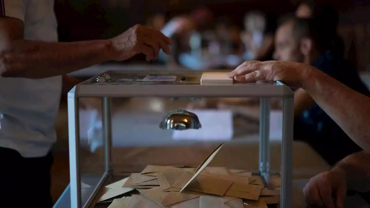 Francia, elezioni legislative: per le proiezioni Melanchon in leggero vantaggio su Macron. Astensione record oltre il 52%