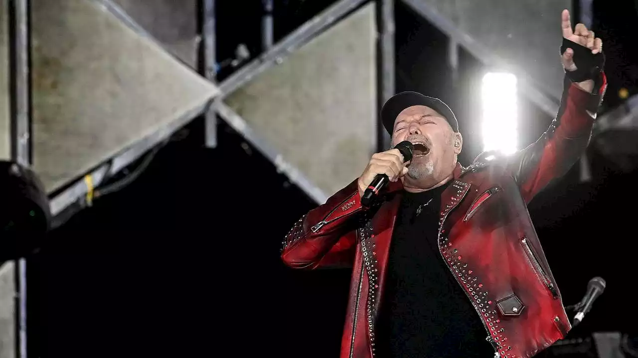 Tripudio di fuochi d’artificio per la chiusura del concerto di Vasco Rossi: “Non c’è guerra dove c’è musica”