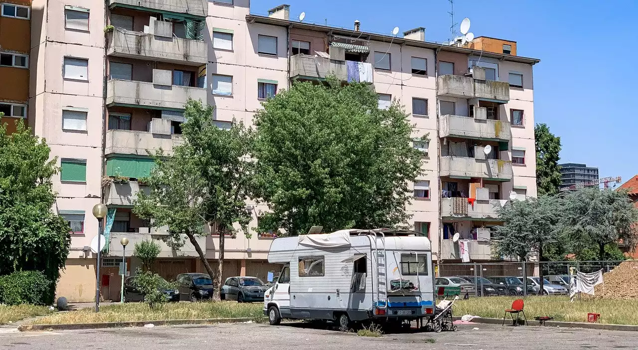 Via Bolla, ancora alta tensione: brucia l'auto di una famiglia Rom