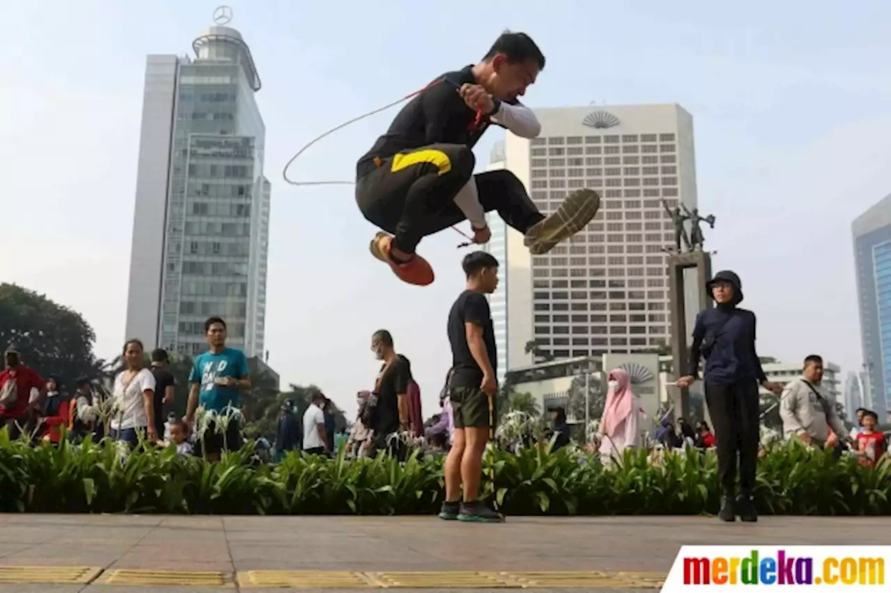 Foto : Antusiasme Warga Berolahraga Lompat Tali di Bundaran HI | merdeka.com