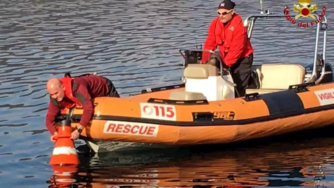 Si tuffa nel fiume e picchia contro uno scoglio, muore 15enne