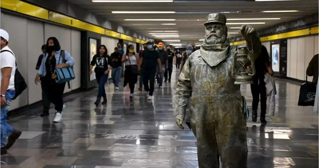 FOTOS: Una estatua “viva” se pasea por andenes y estaciones en el Metro de la CdMx