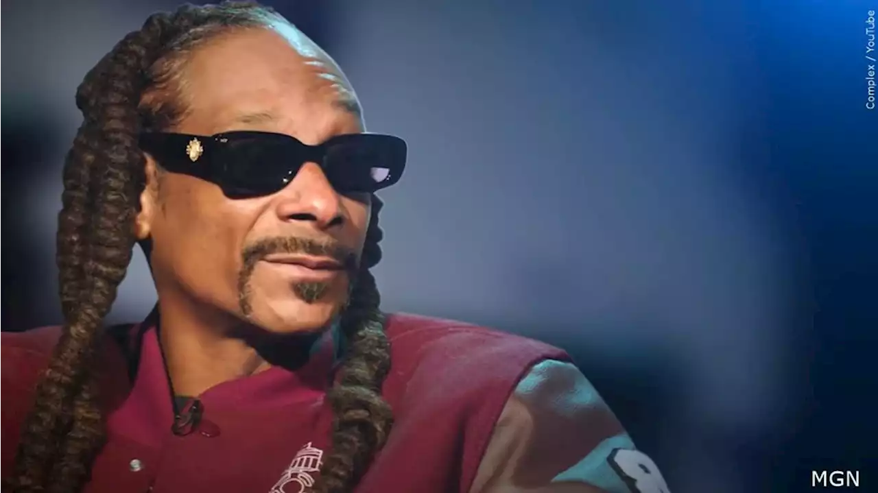 Snoop Dogg gives his blunt roller a raise