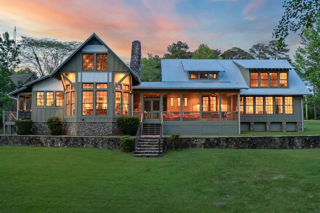 Take a look inside this $2.7 million home on Alabama’s Smith Lake