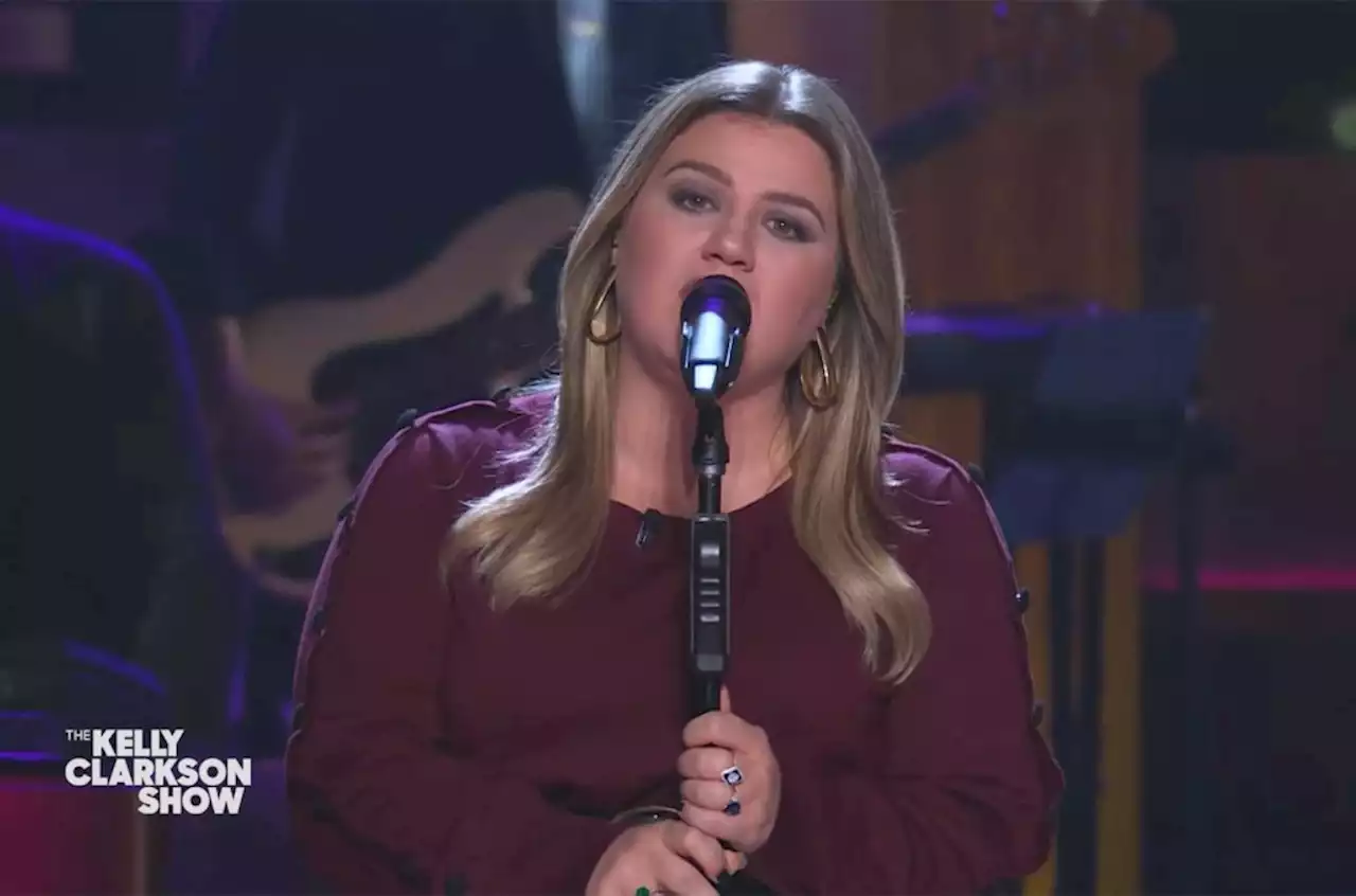 Kelly Clarkson Goes ’80’s With Smooth Rockin’ Stevie Nicks & Tom Petty Cover for Kellyoke: Watch