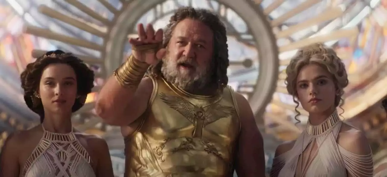 Thor: Love and Thunder Star Chris Hemsworth Sings Praise for Russell Crowe's Zeus