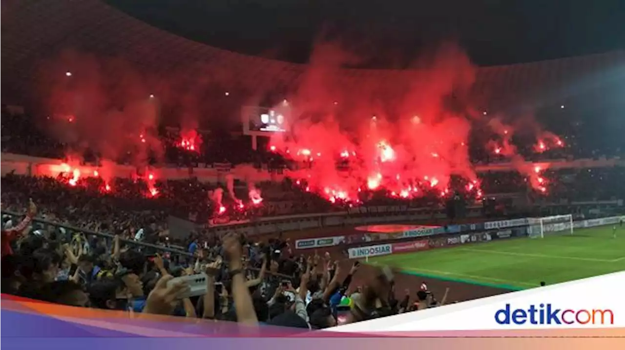 Reaksi Ketum PSSI soal Flare di Laga Persib vs Bali United