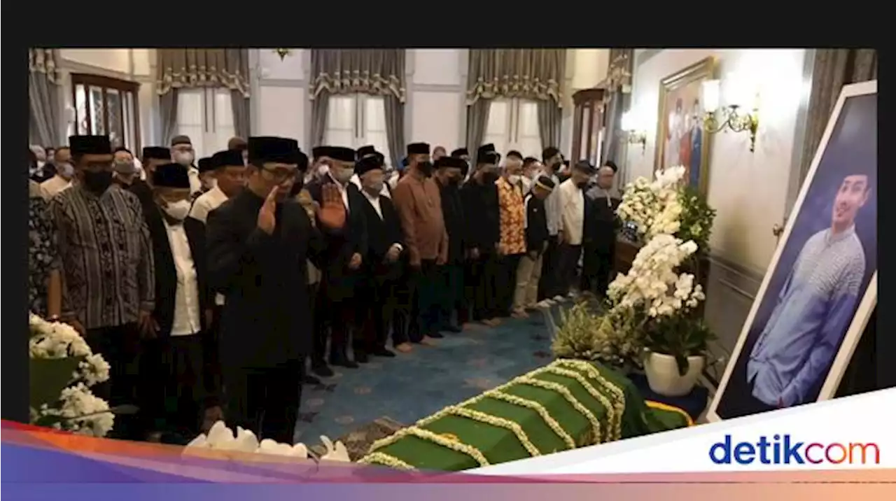 Ridwan Kamil Jadi Imam Salat Jenazah Eril