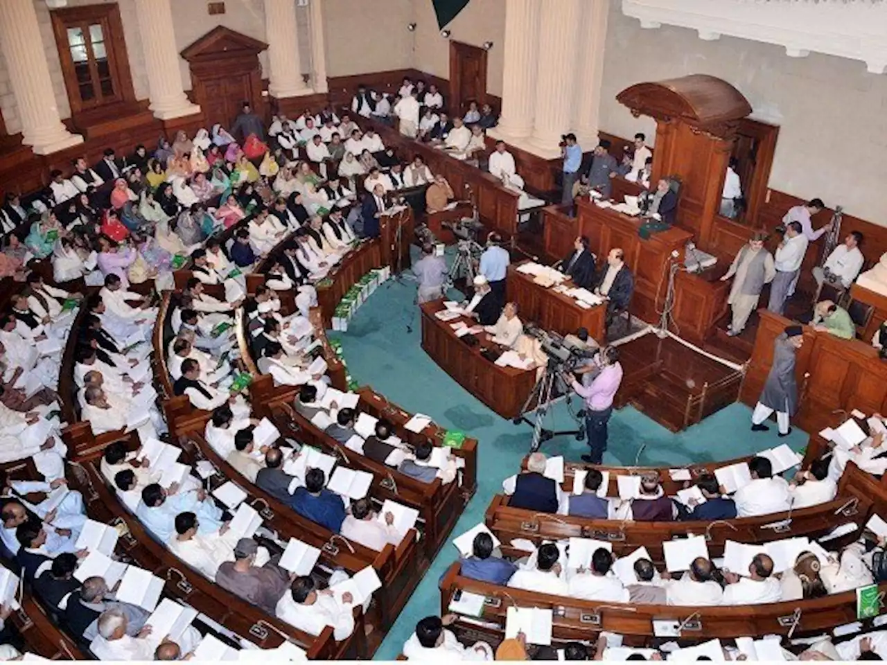 پنجاب کا بجٹ پیش نہ ہوسکا، اسمبلی اجلاس آج دوپہر ایک بجے تک ملتوی - ایکسپریس اردو