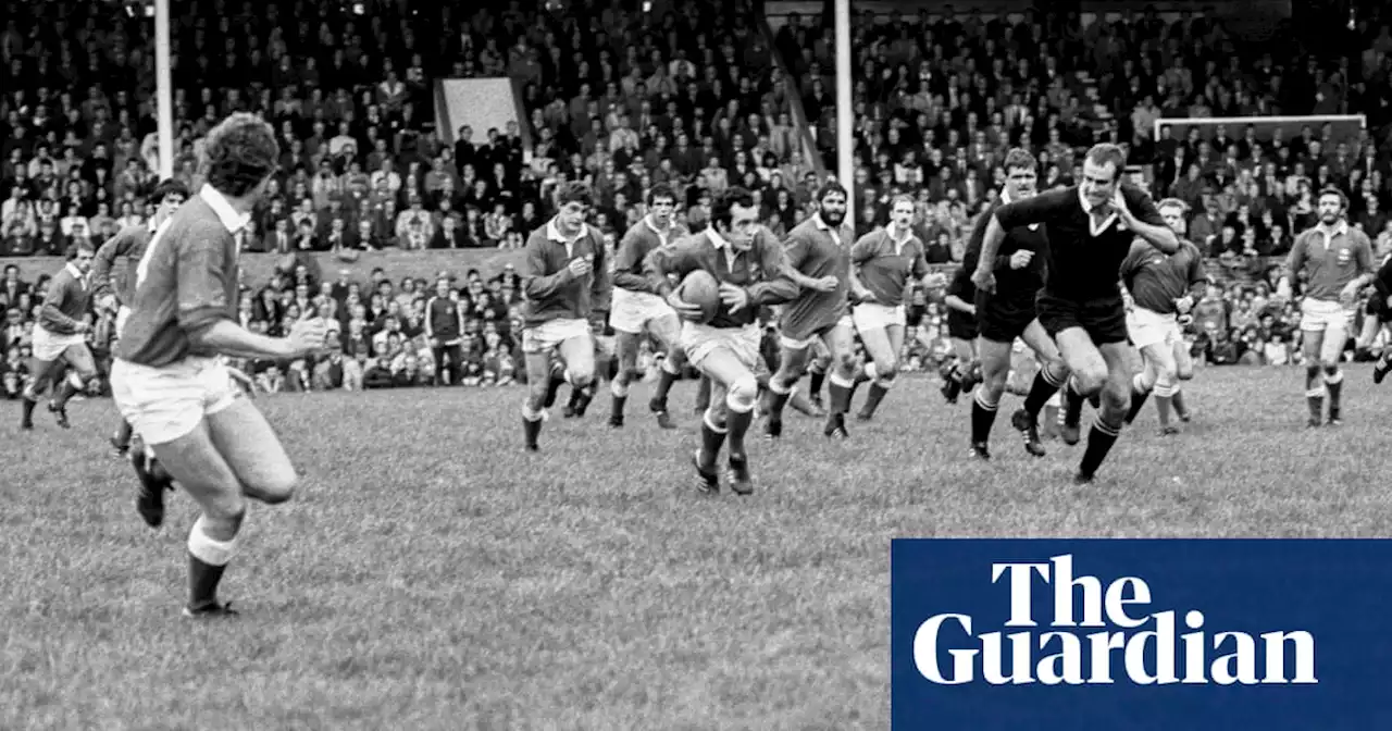 Rugby union pays tribute to Phil Bennett, who has died aged 73