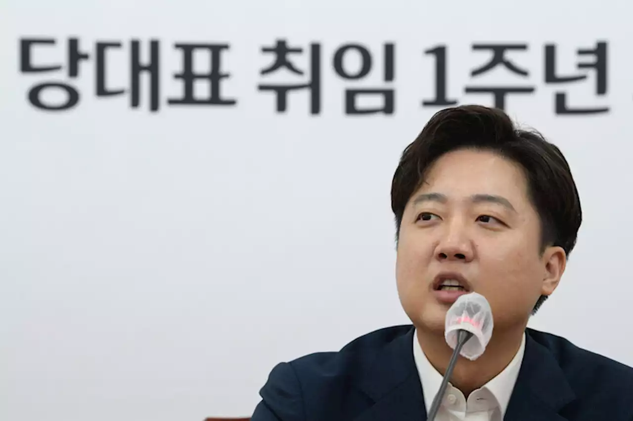 ‘젊치인’ 이준석 대표 1년…선거 이겨도 갈라치기 상처 남겼다