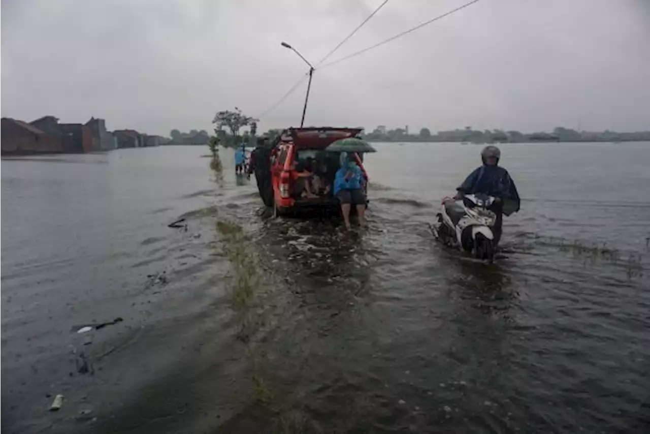 Banjir Rob Ancam Pesisir Selatan Jawa