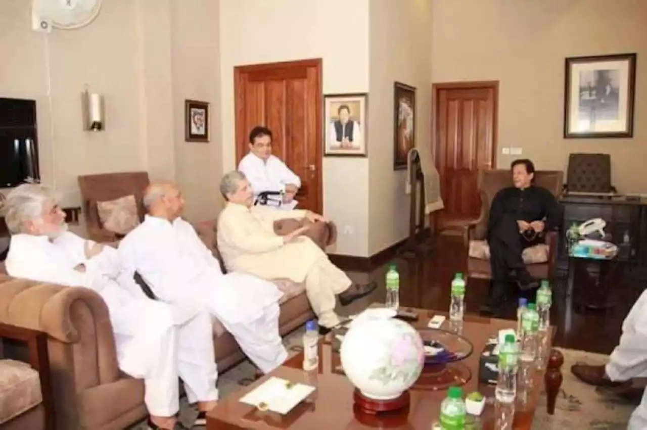 عمران خان نے تسلیم کیا قاضی فائز کیخلاف ریفرنس بھیجنا اور اسٹیبلشمنٹ کی حمایت لینا غلطی تھی: حامد خان نے ملاقات کی اندرونی کہانی بتادی