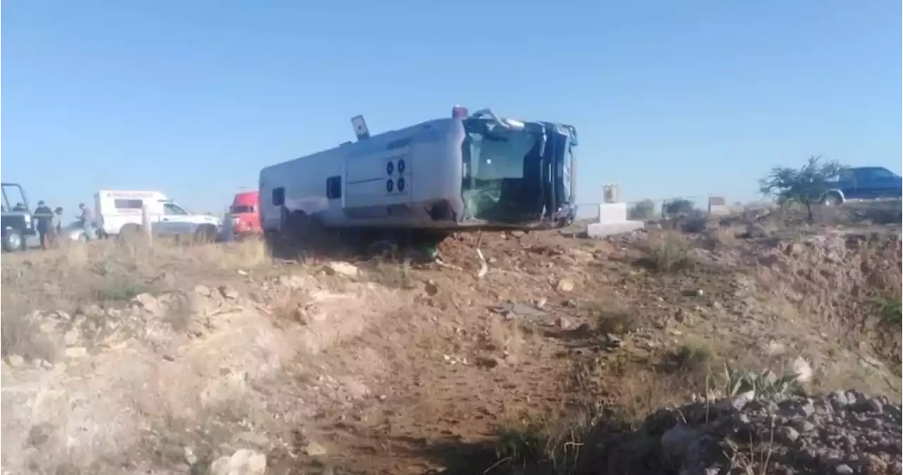 Volcadura de camión de pasajeros deja 5 personas muertas y 10 heridas en Zacatecas