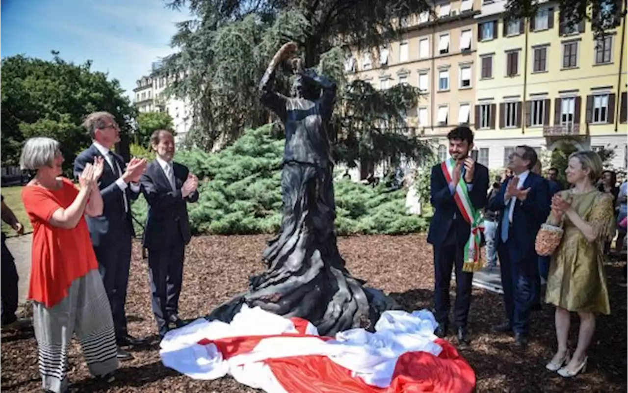 Milano, inaugurata la statua dedicata a Margherita Hack