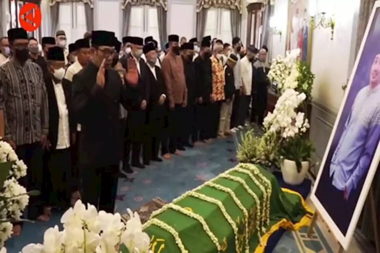 Penuh Haru, Ridwan Kamil Imami Ratusan Pejabat Salatkan Jenazah Eril