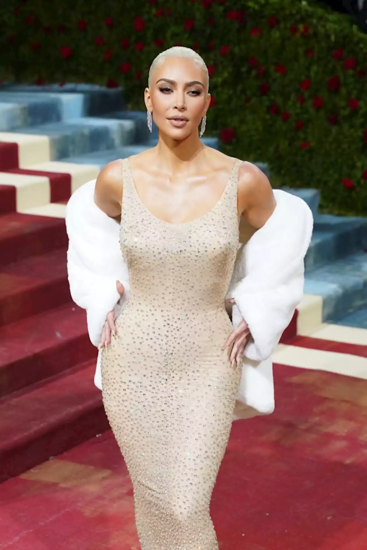 Art Industry News: Yikes, Sure Looks Like Kim Kardashian Damaged Marilyn Monroe's Historic Dress at the Met Gala + Other Stories | Artnet News