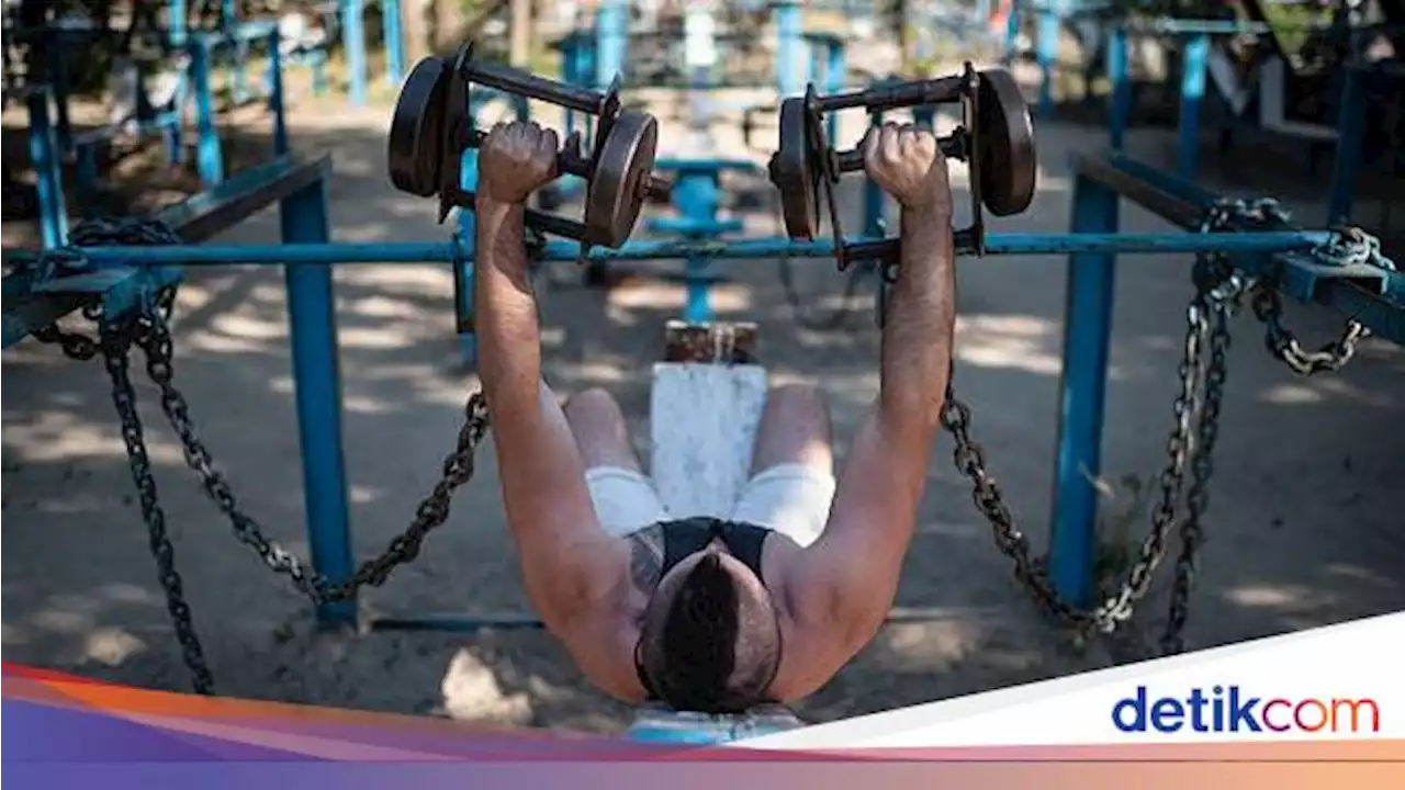 Warga Ukraina Latih Kekuatan di Gym 'Besi Tua'