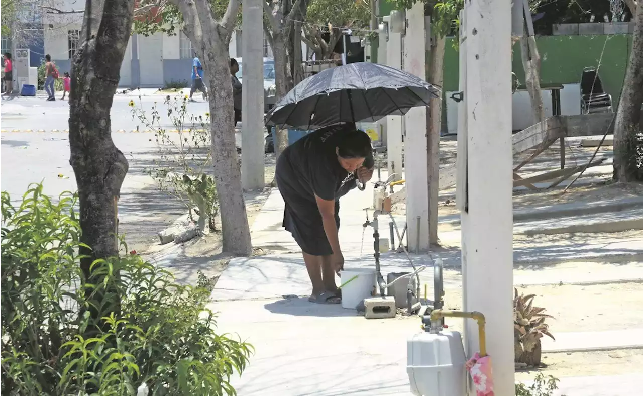 En Nuevo León, esperan horas bajo el sol a que caiga una gota de agua