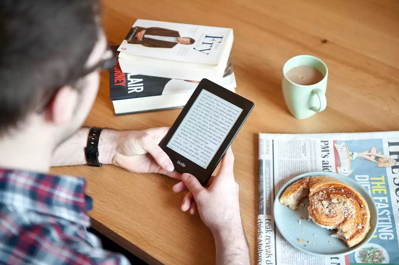 9 Best E-Readers To Bring Your Whole Library Wherever You Go