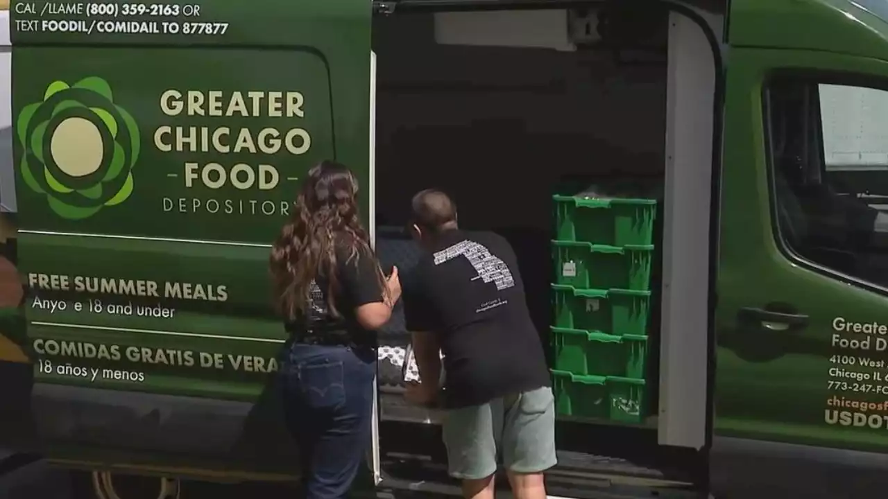 'Lunch Bus' serves healthy meals to Chicago-area children over summer break